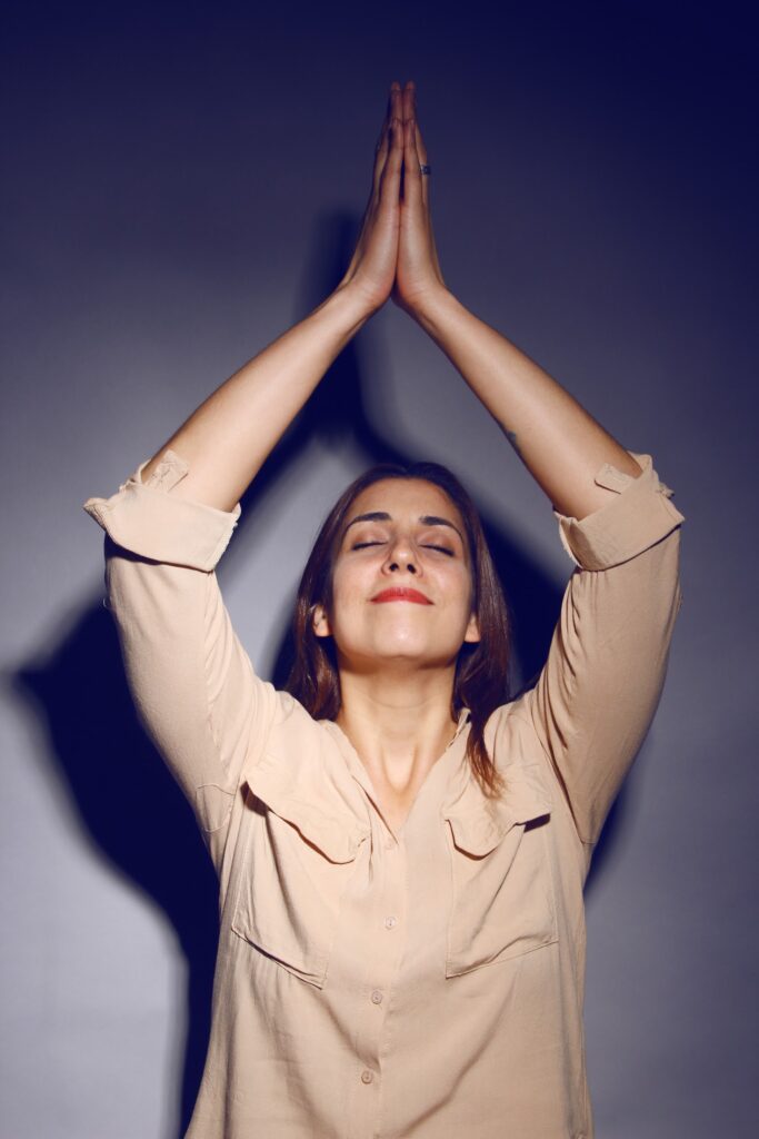 Soy Terapeuta Floral, Coach Ontológico, Reiki Master y Profesora de Yoga.  La armonización emocional, el bienestar general y la orientación vocacional son temas en los que me apasiona trabajar. Brindo armonizaciones integrales con técnicas combinadas para tratar estrés, ansiedad, depresión, bloqueos creativos, miedos, y más. La terapia floral vibracional nos permite armonizar cuerpo, mente y emociones. También ofrezco sesiones semanales de coaching ontológico para el crecimiento personal en todas las áreas de la vida,  donde identificamos y trabajamos con las creencias limitantes que te alejan de tus metas.